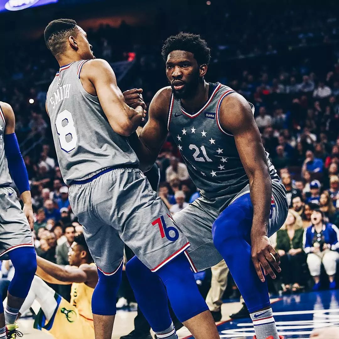 球场冲突拿东西砸人,篮球冲突拿板凳砸人