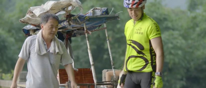 五十岁穷苦老汉24年前收养女弃婴,穷困老汉蹬三轮养了十二年的弃婴