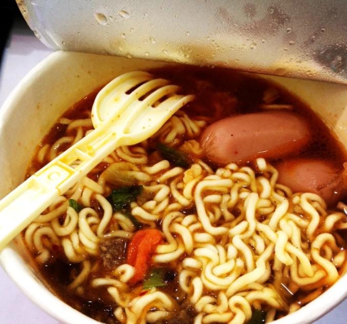 为什么方便面能作为抗震救灾食品,为什么救灾食品里总是有方便面