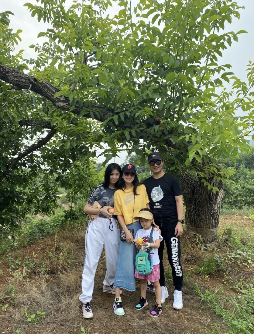 小苹果章子怡跳舞视频,章子怡继女小苹果晒跳舞视频