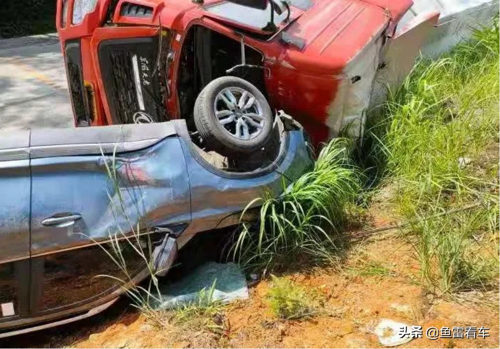 角度刁钻,奇瑞瑞虎5x碰撞重卡车顶,网友:跑山路累了躺下休息