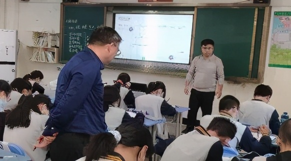 立足校情深入课堂教学视导助力发展——县教师进修校到侨中开展教学视导