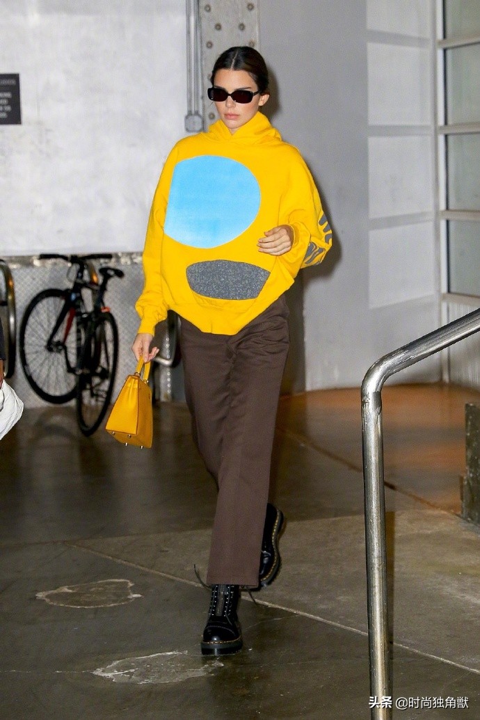 gigihadid最新走秀造型 (gigihadid复出走秀)