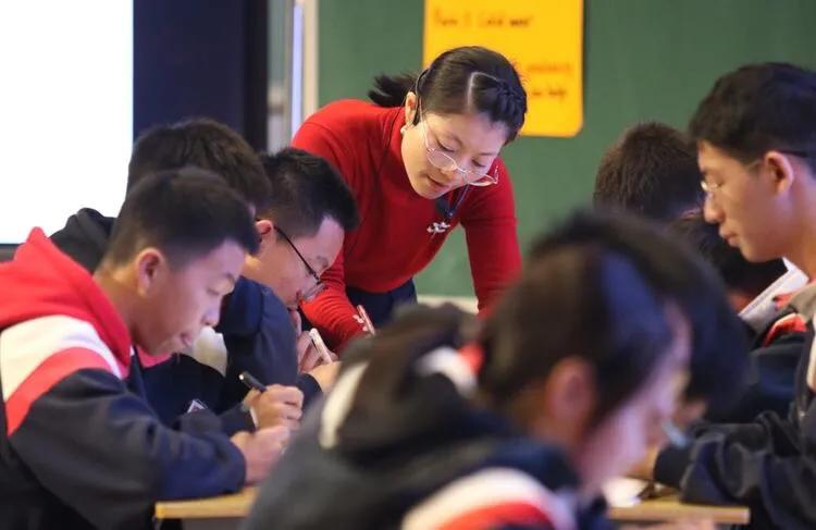 巴陵郡三湘四水英才聚，香樟园高谈阔论红烛燃