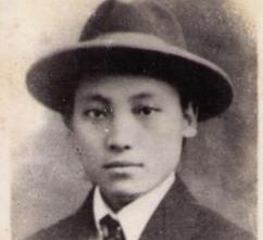 敌人用*刀刺**割她嘴和鼻子，猛戳双臂和*体下**，她高唱国际歌走向刑场