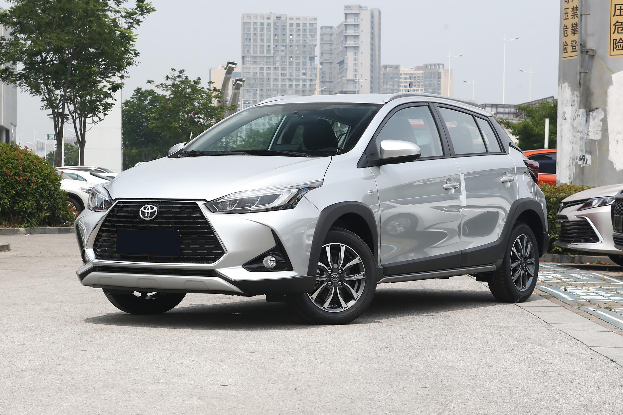 这二款日系耐用低价代步车，空间大油耗低，停车也方便养车也低廉