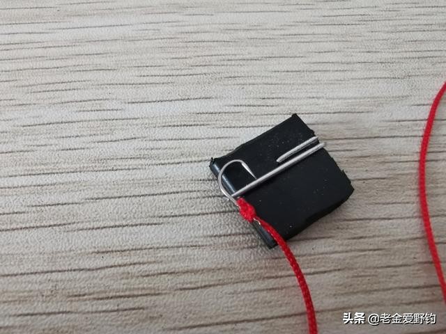 自制绑钩器的绑钩演示,绕线圈自制绑钩器可以绑袖钩
