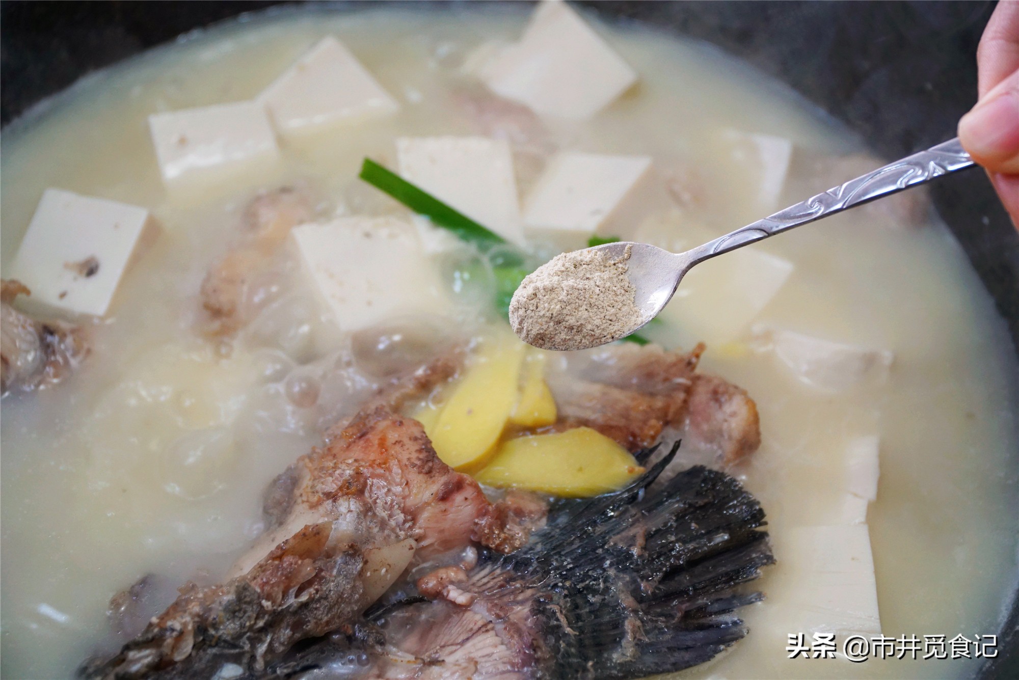 煮鱼汤时什么时候放醋,鱼汤怎样煮才能又浓又白