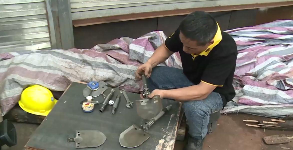 小伙卖房研究出超级钻头,小伙用铲子造房子