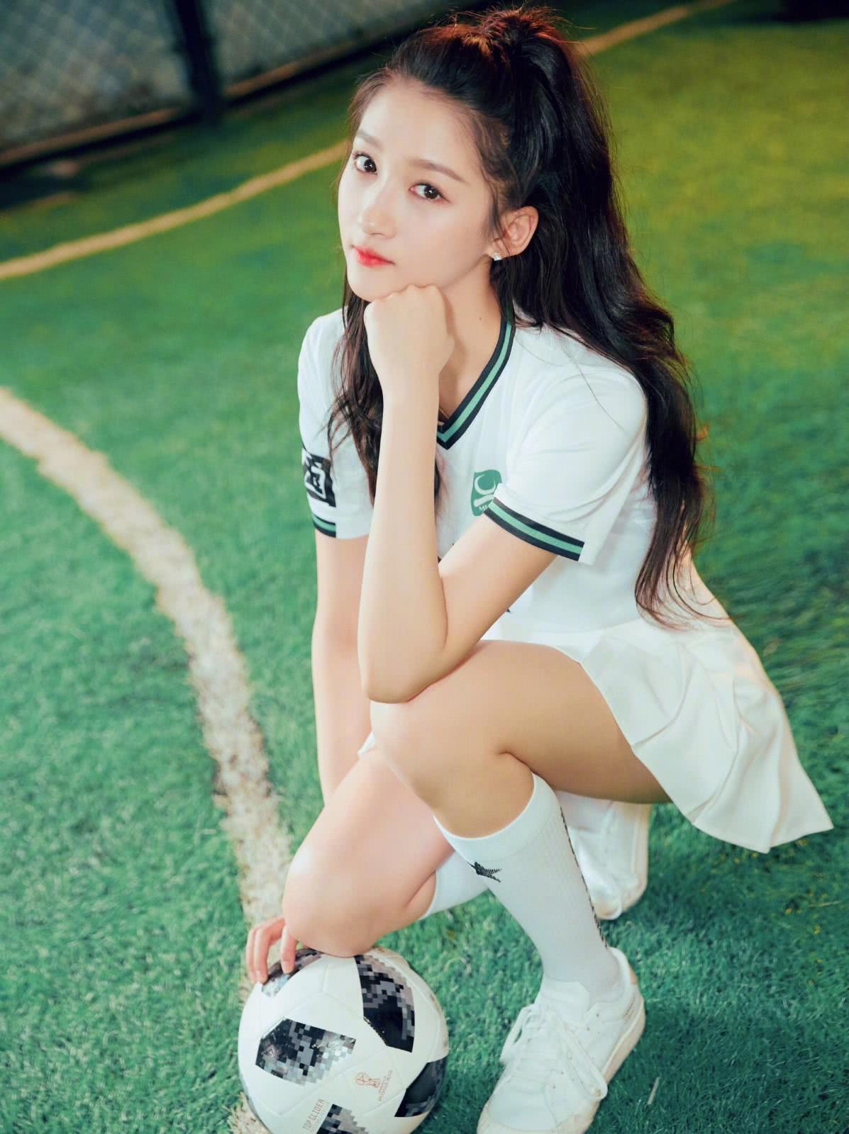 关晓彤穿7千5的裙子拿5千的包，合影豪车，霸气得不像22岁