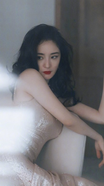 港风慵懒大波浪造型,港风复古卷发和妆容