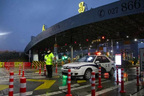 援鄂护士表白武汉警察,小护姐表白中国警察