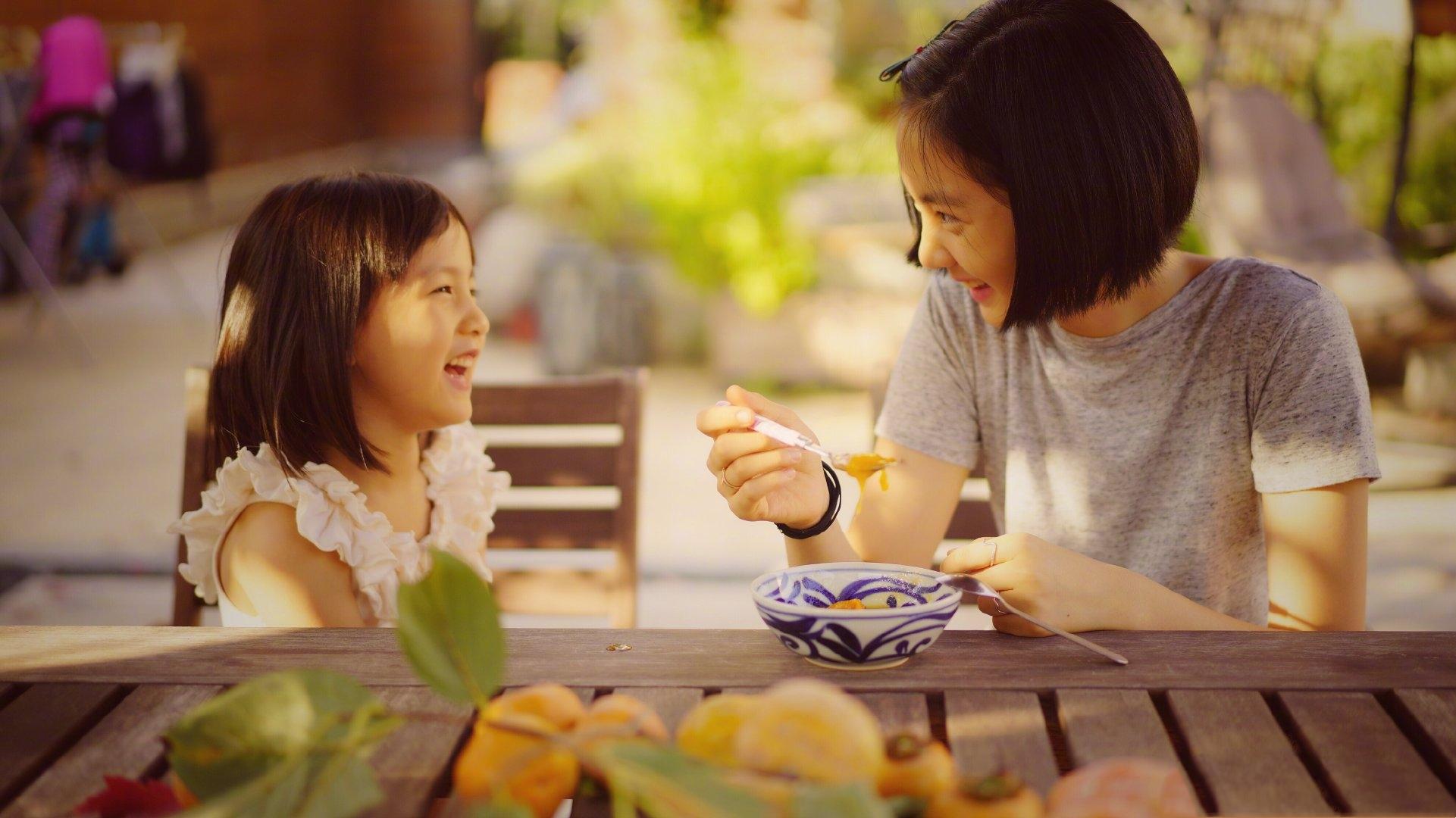 黄磊女儿多多穿长裙聚会,黄磊女儿多多吊带红唇