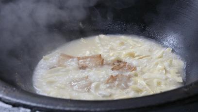 深圳南山竹海挖竹笋,深圳有游客挖竹笋