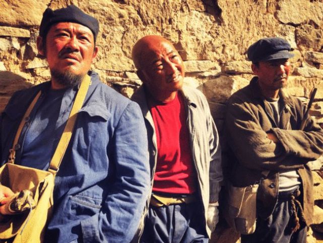 《云南虫谷》的村民不停给铁三角送盒饭这剧情要看不下去了