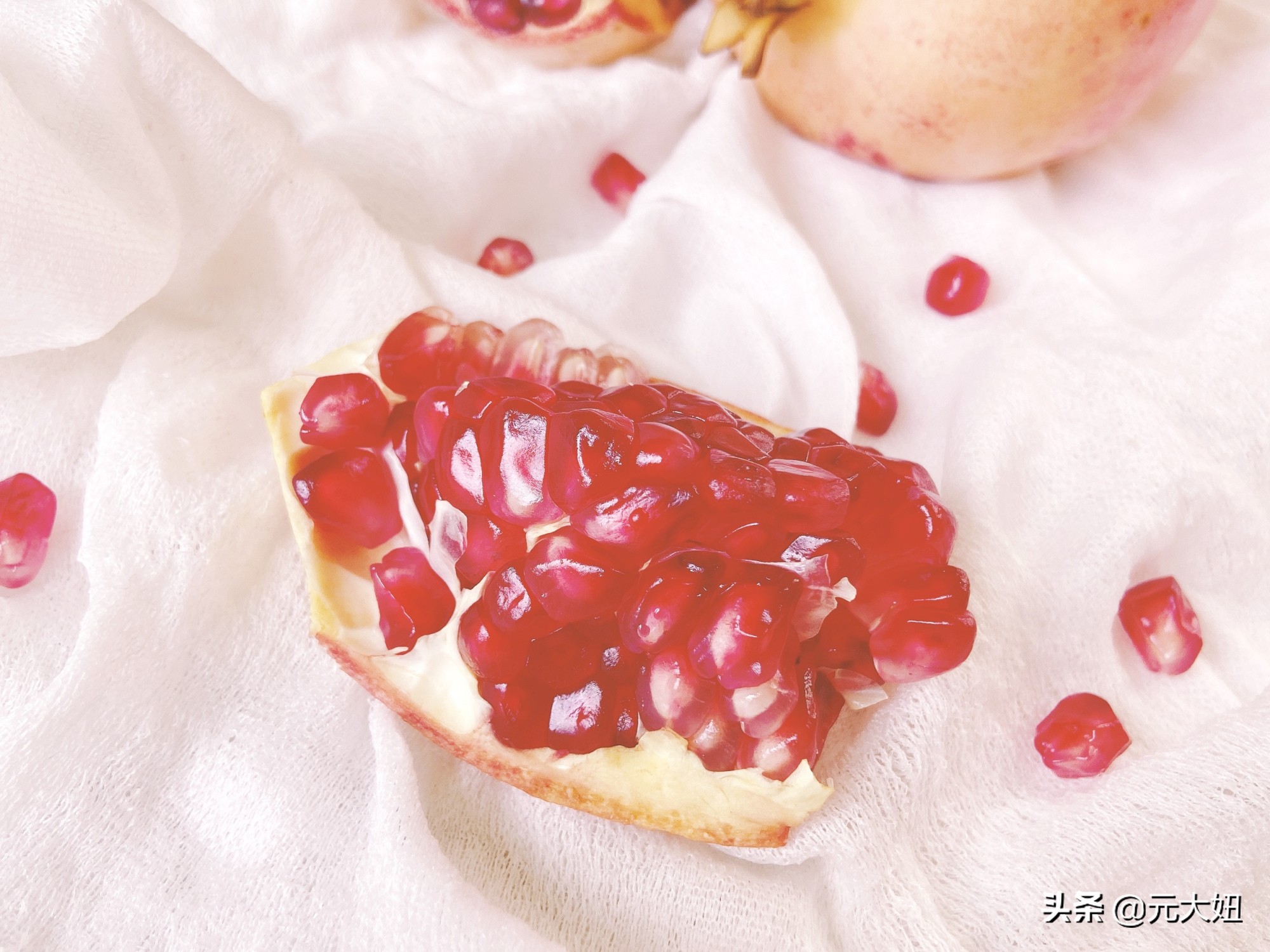 怎样挑石榴才又红又甜,石榴怎么挑哪种石榴甜一点