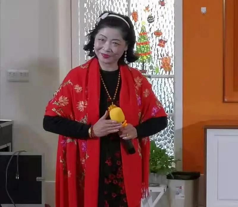 郑州怡丰新都汇社区德艺双馨艺术团大爱无疆做公益演出众人称赞。