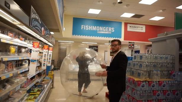 英国女子穿气球逛超市,英国女子进充气球一路滚进超市