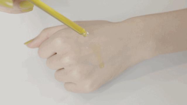 张韶涵坚持用护肤油5年，宋轶直接把油涂全身，难怪皮肤嫩出水