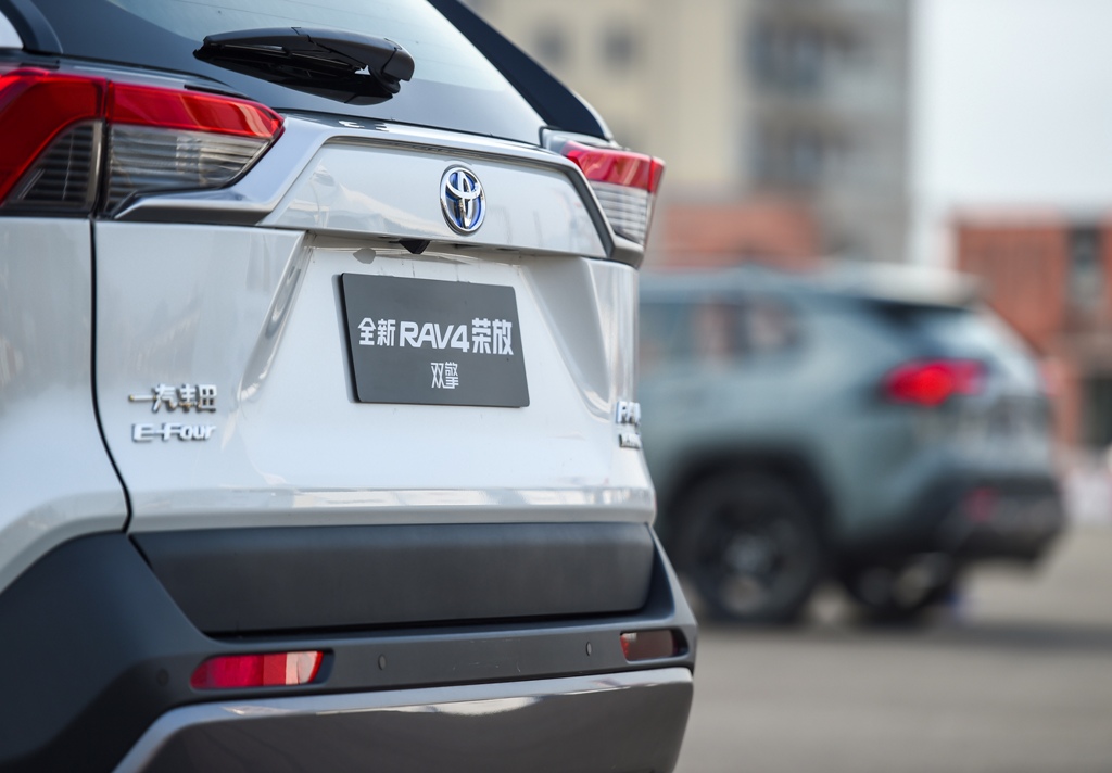 一汽丰田rav4荣放视频,全新rav4荣放户外宣传片