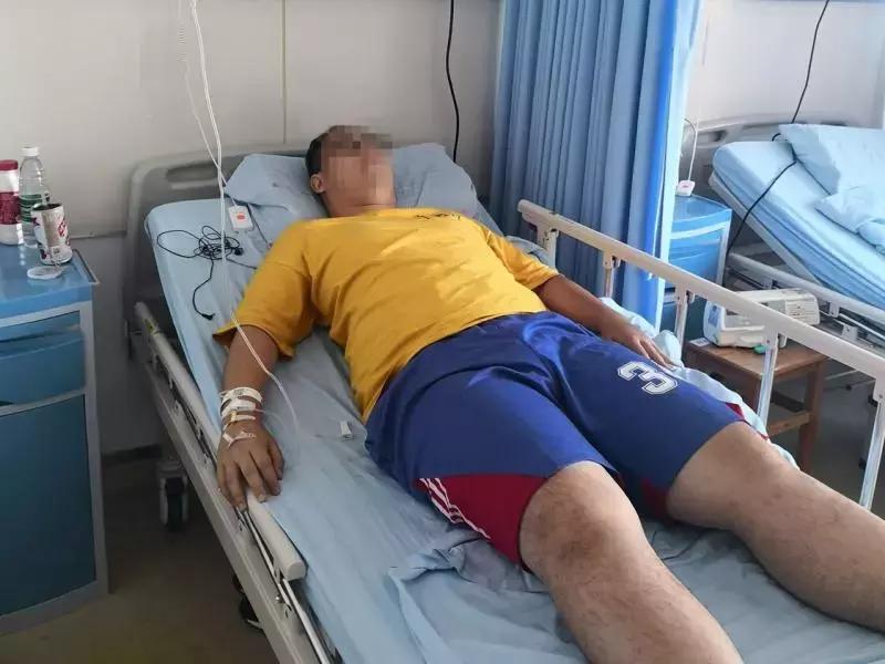 深蹲完后尿液变成茶褐色,小伙连做100个深蹲尿液呈浓茶色