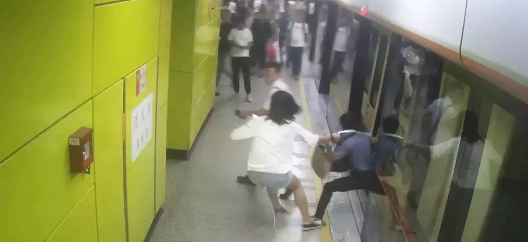 广州地铁女子霸气抓男人,深圳地铁妙龄女子徒手抓色狼