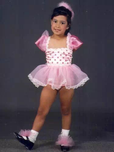 无手臂女孩开车,无臂女孩用脚玩王者荣耀