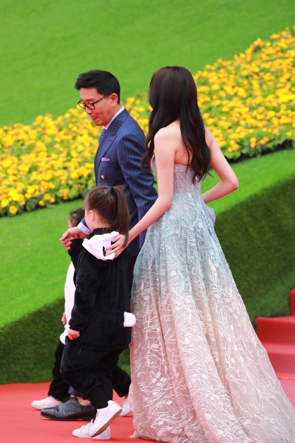 关晓彤黑色亮片高开叉吊带礼服,关晓彤香槟色抹胸串珠流苏礼服裙