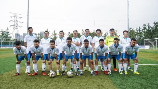 华晨宝马第一名,足球联赛榜首之战