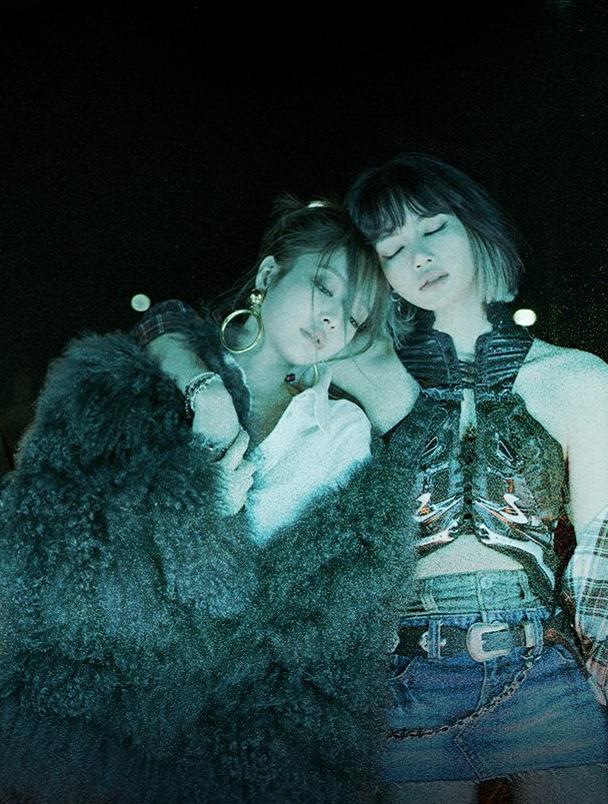 粉墨新歌MV，金智妮都穿了什么？YG造型师差点把衣服剪没了