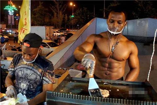 如果肌肉男出来摆地摊，要卖些什么？卖榴莲的“周杰伦”是亮点