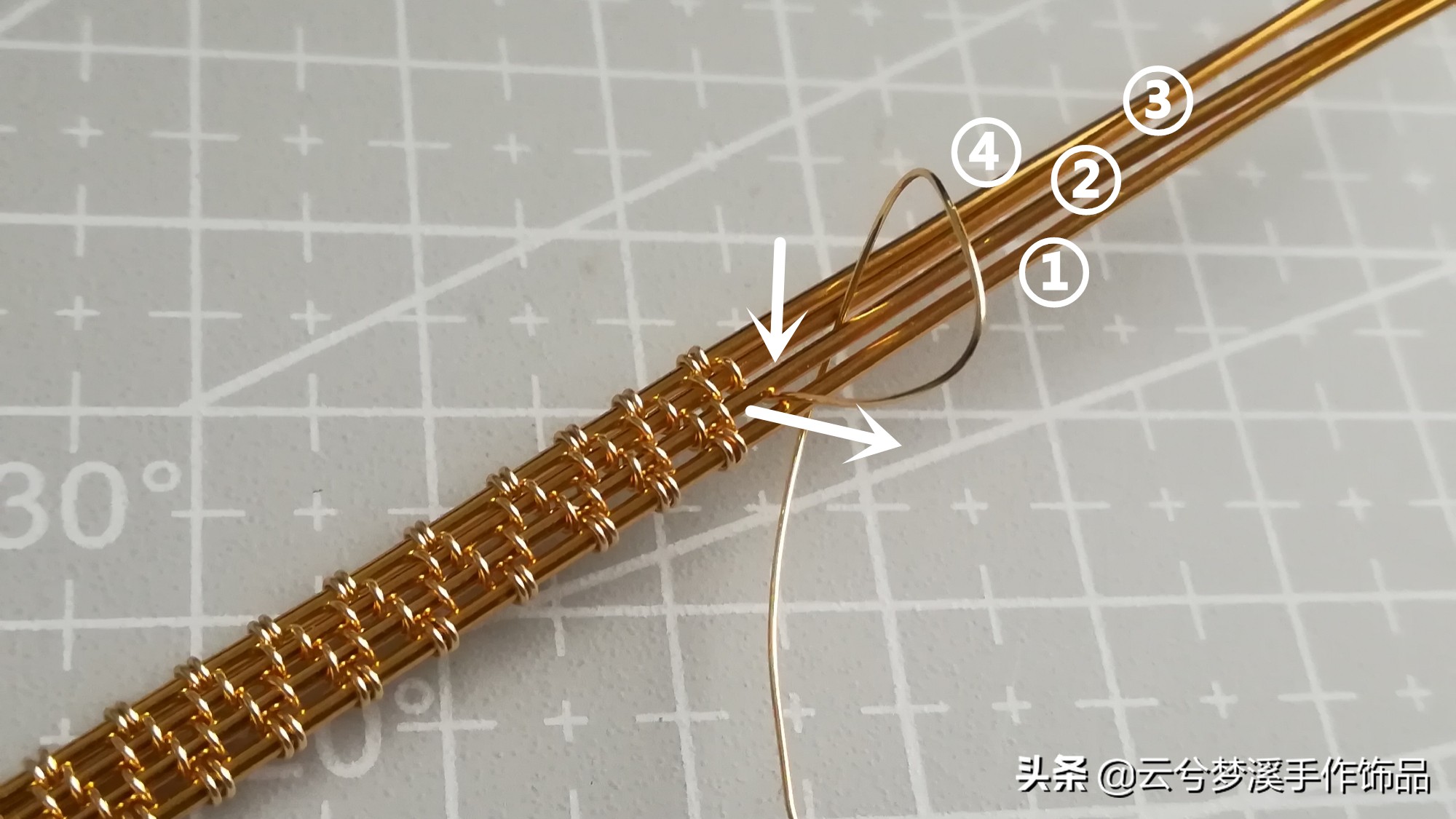 戒指最简单的绕线方法,一根扭扭棒蓝宝石戒指教程