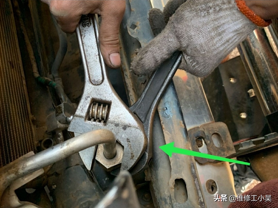 空调修理师傅泄漏氟利昂,汽车空调管道漏氟维修多少钱
