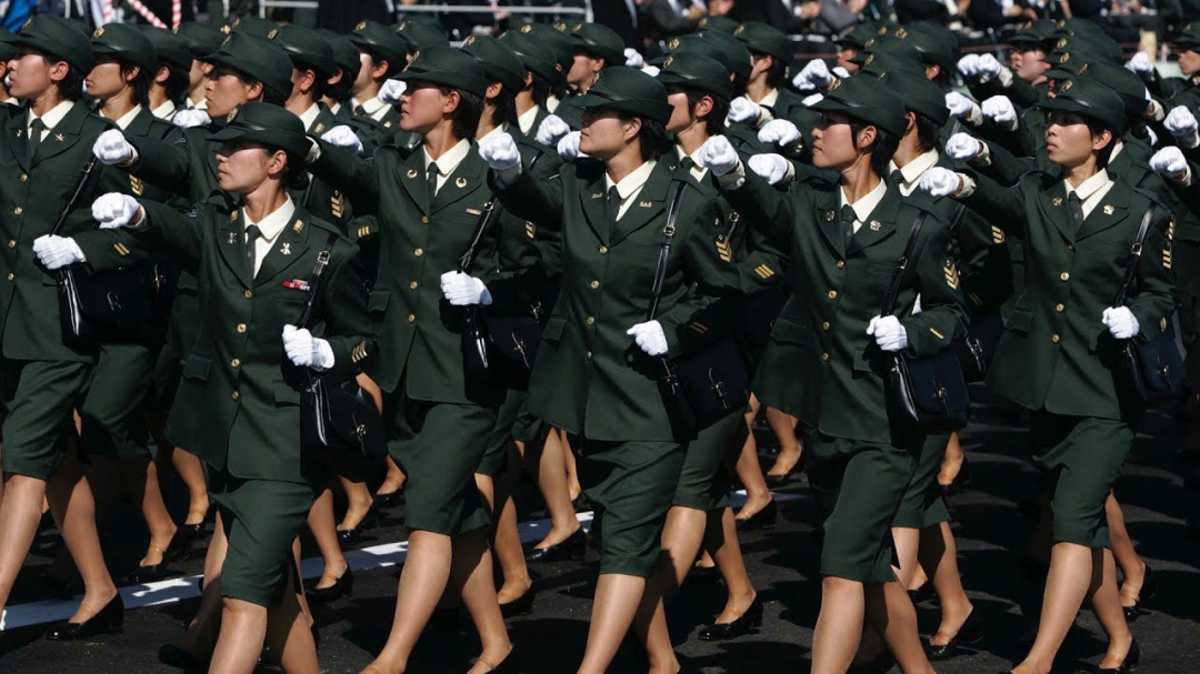日本阅兵式上的女兵,日本女兵阅兵仪式对比