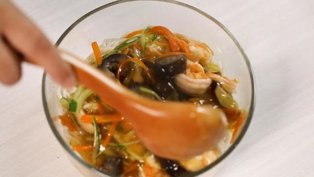 大虾比猪肉还便宜，抢购10斤，这样处理，放几个月都很新鲜