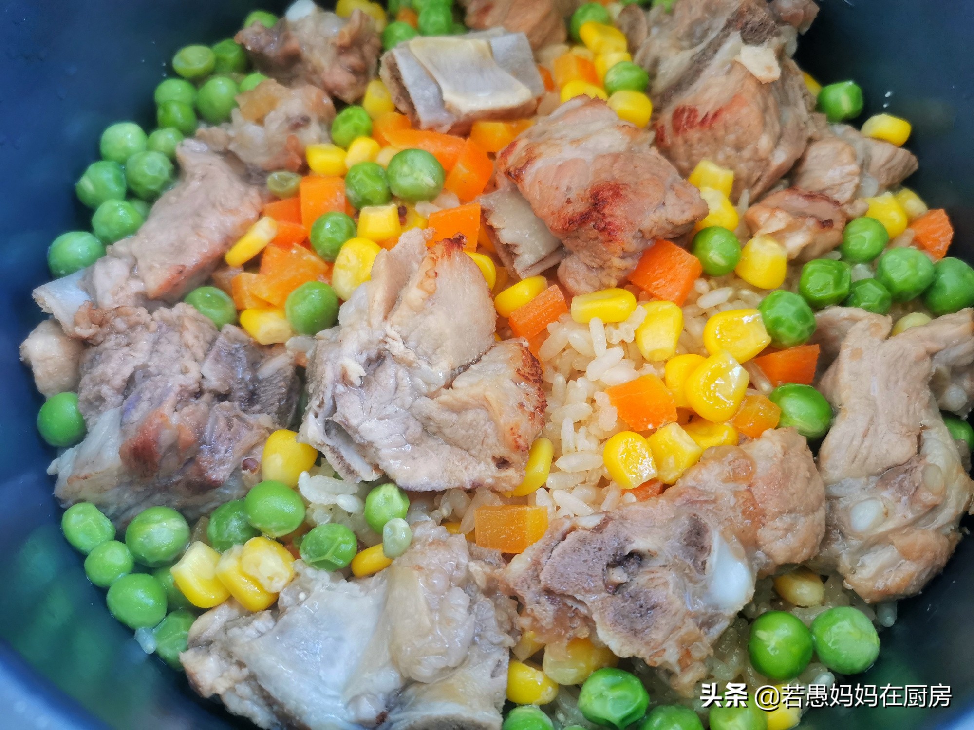 排骨焖饭怎么做有锅巴,排骨焖饭简单美味食材轻松准备