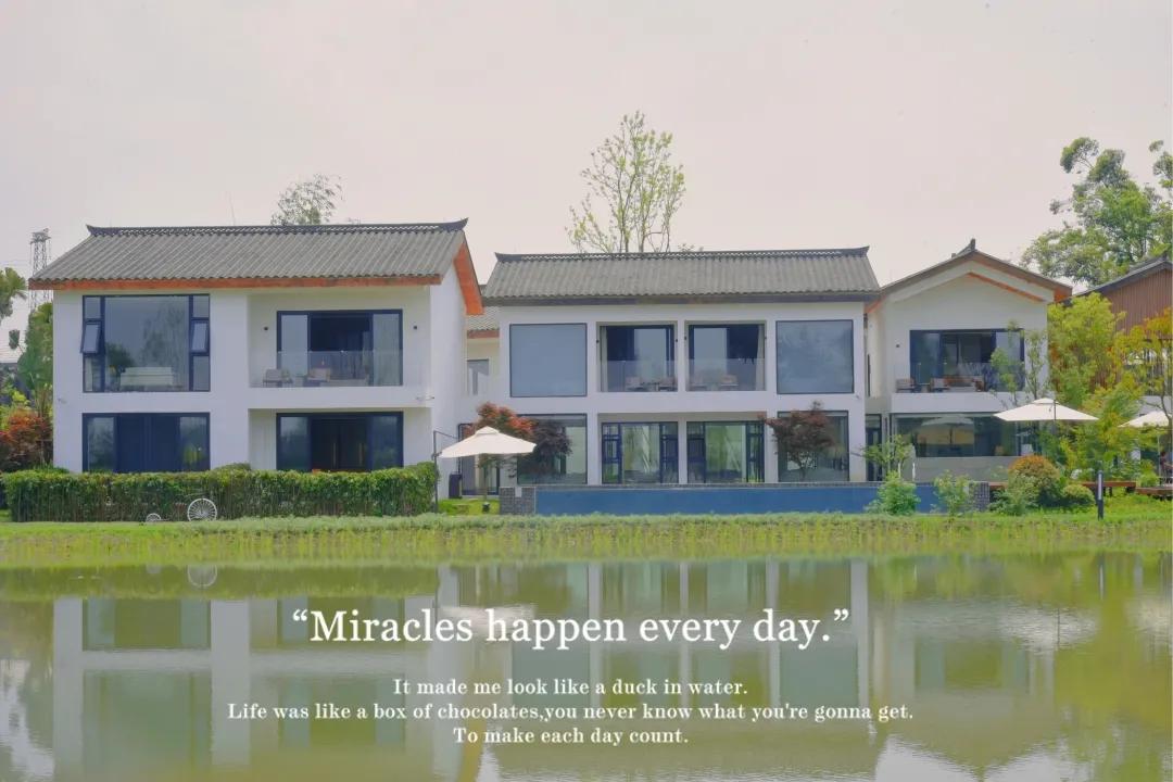 「觅趣小镇新都·原舍绿茵」湖畔泳池，畅玩斑竹园足球音乐小镇