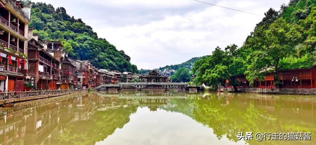 边城是沈从文笔下一座美丽的小城,沈从文笔下的边城讲的是哪里