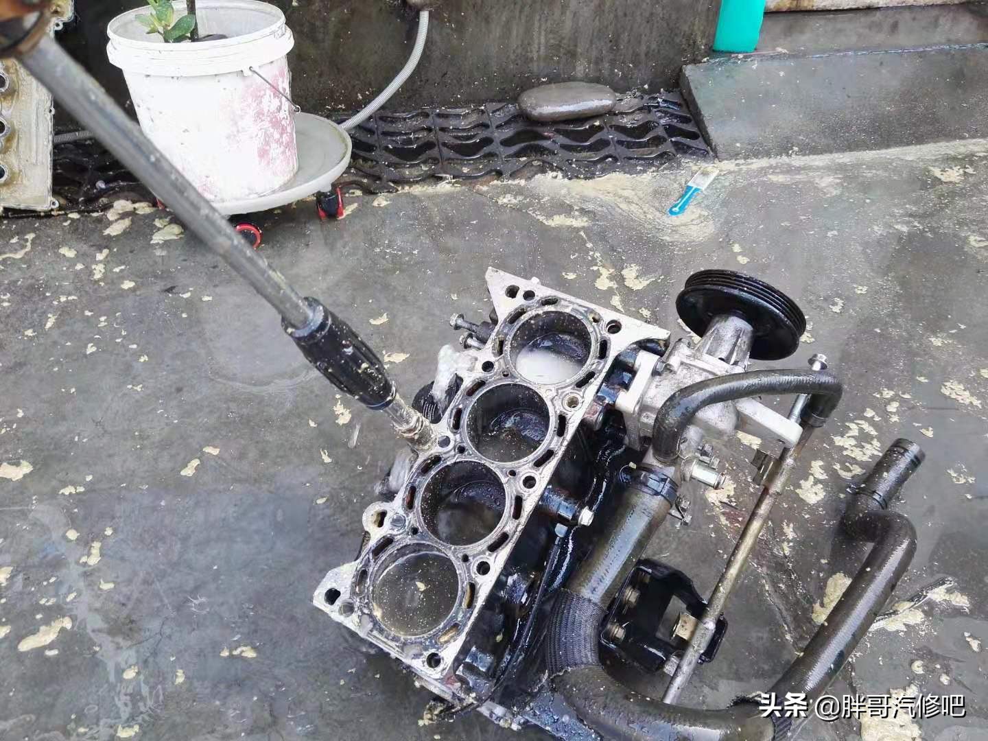 五菱宏光1.2机油少咋回事啊,五菱宏光1.2发动机机油孔在哪里