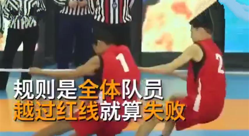 小学拔河比赛，一步之遥决不放弃，结果出现逆转，网友：必成大器