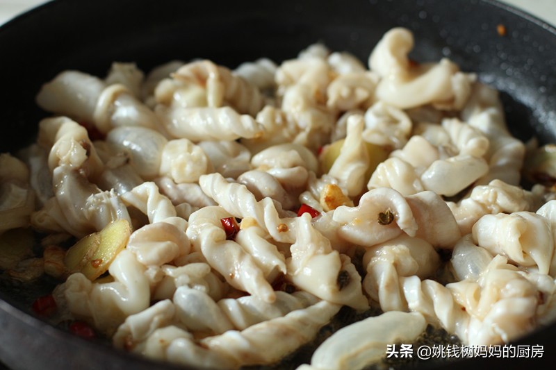 一条鱼就一个，十块钱炒一大盘，香辣软糯，解馋、美容一举两得