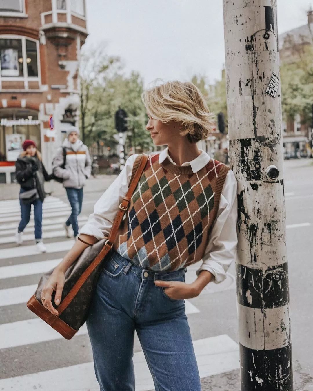 会背水桶包的人,会背奢侈品包包