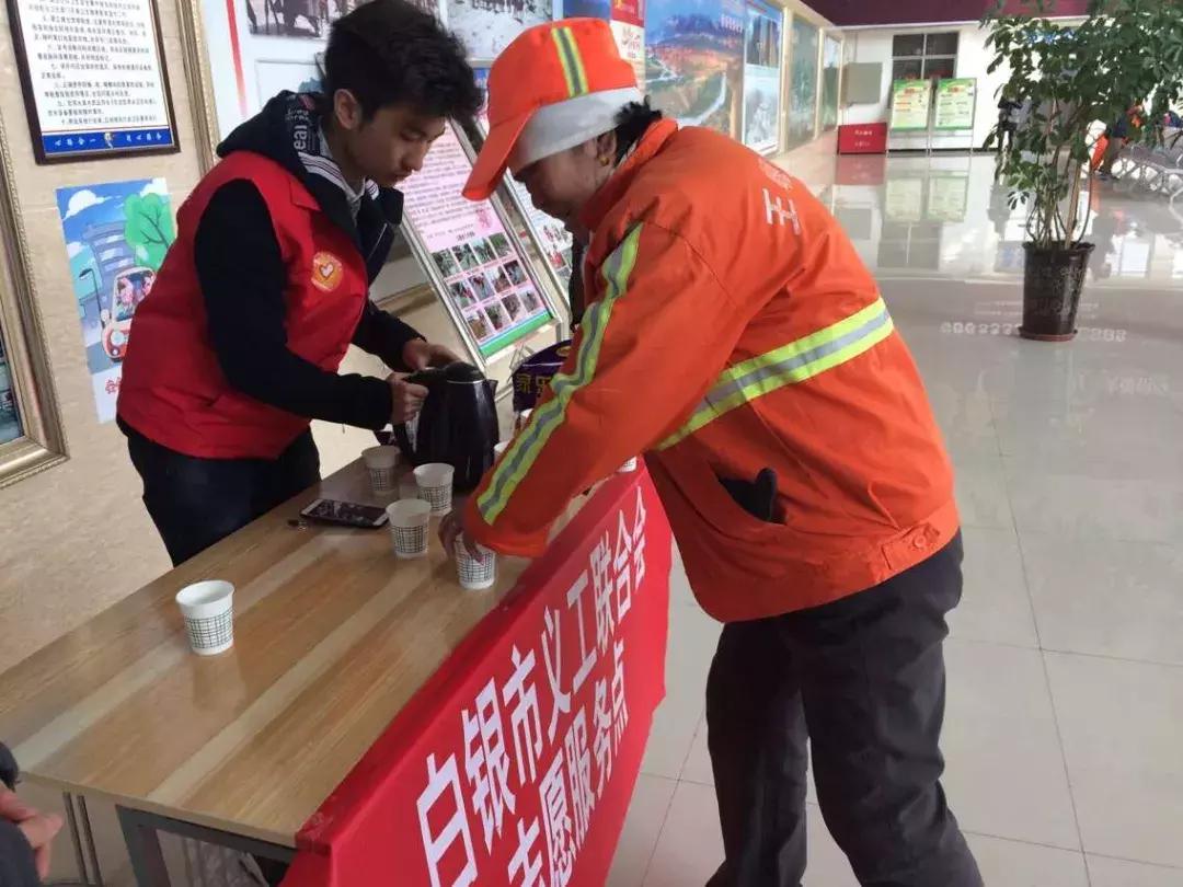 白银：爱心志愿者成为汽车站春运一道最亮风景线