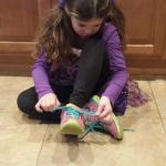 怎样教孩子系鞋带又快又好还不松,如何教孩子系鞋带还不松掉