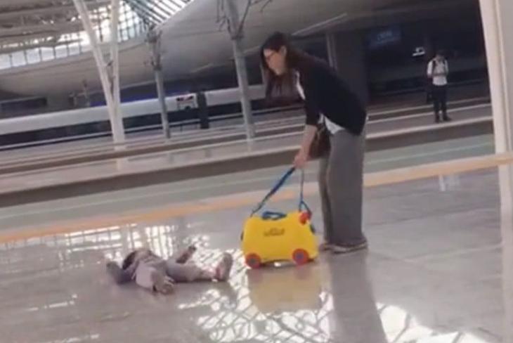 “这妈以后住养老院”，妈妈带娃吃汉堡，老板感慨母子20年后模样