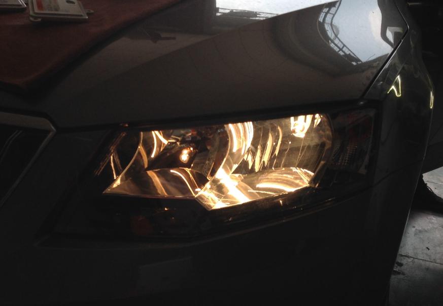 汽车大灯不够亮改远光还是近光,汽车大灯亮度不够换了也不行