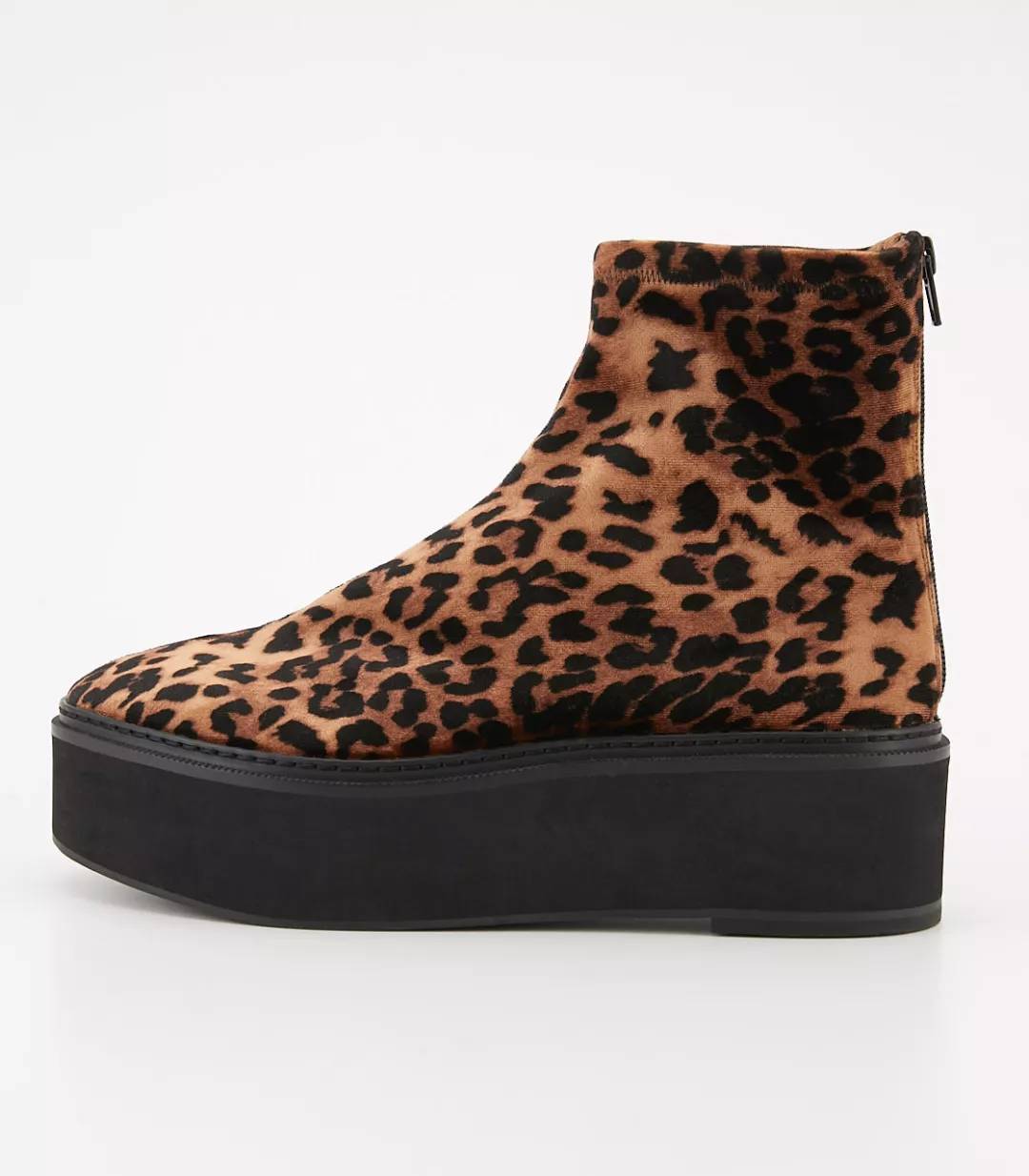 SLY、moussy、RCS等品牌杂志揭载:三吉彩花“东京都市物语”