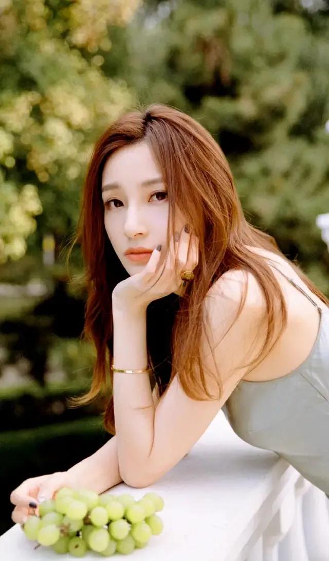 马凡舒首次主持天下足球,央视足球主持马凡舒