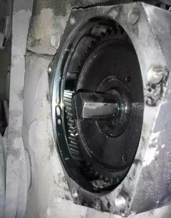 挖机冷车冒白烟,小挖机冒白烟高温