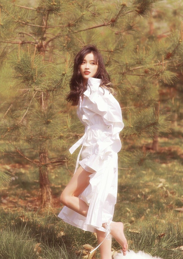 吴宣仪深v抹胸裙金色,吴宣仪深v礼服照